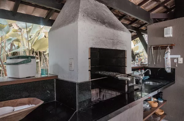 LINDA CASA COM PISCINA, RUA PAR