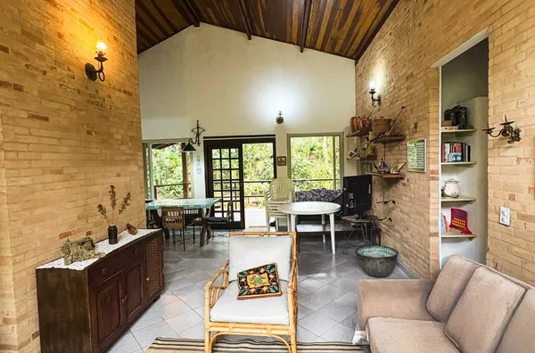 Casa Completa com Varanda e Área Verde