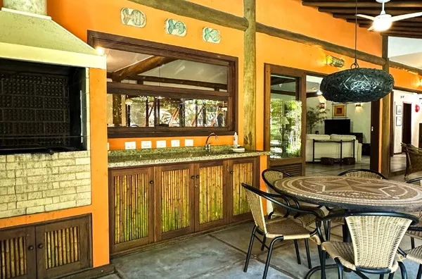 Piscina, jardim e mar bem pertinho: sua casa na praia dos sonhos