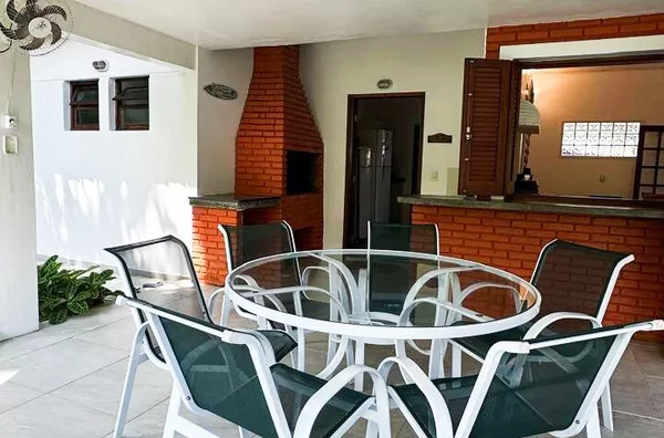 Canto esquerdo - 300m da Praia