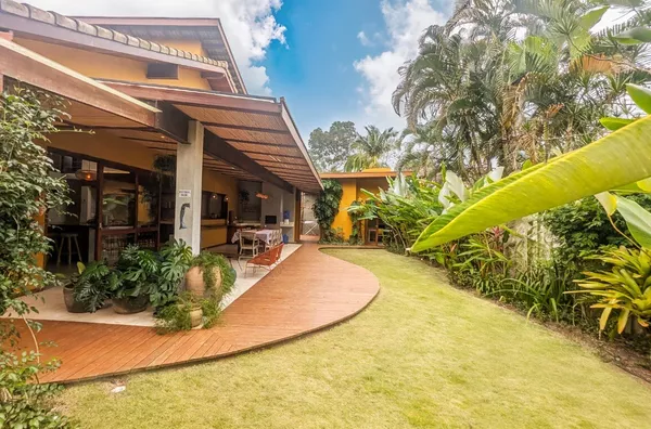 Refúgio Tropical a 180m do Mar: Conforto, Natureza e Puro Estilo Praiano