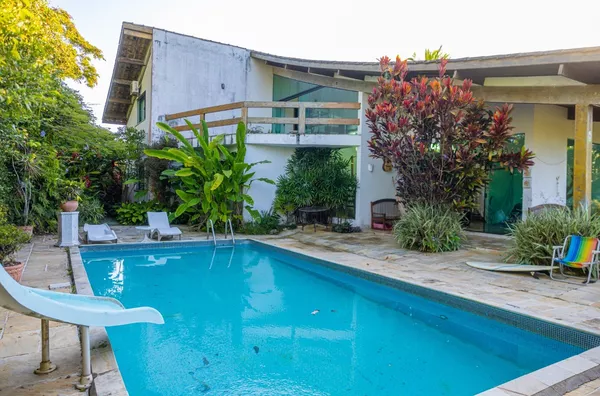 Maravilhosa casa à venda, a apenas 90 metros da praia!