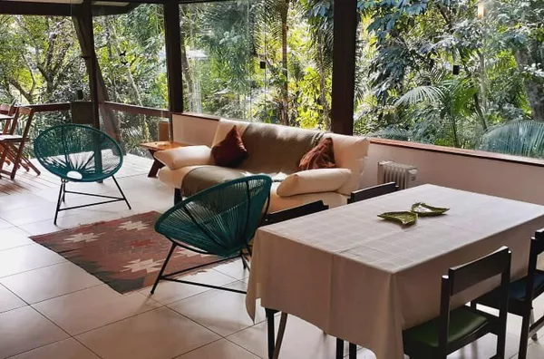 Casa em condomínio, Prumirim, toda avarandada - 200m da praia