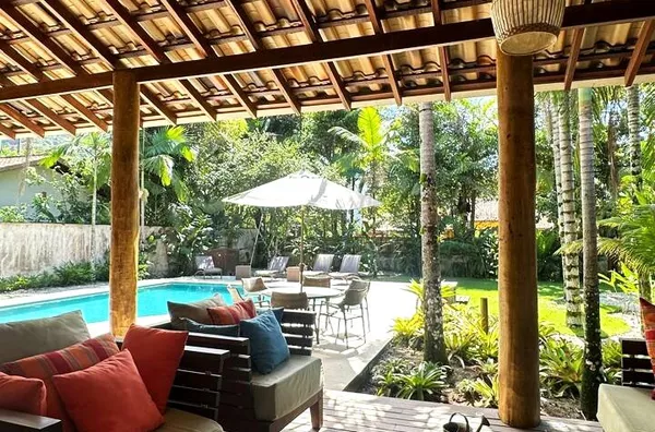 Casa deslumbrante rua Par - 2 lotes, conforto e natureza a 350 metros da praia.