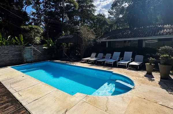 Exclusividade e Conforto em Terreno Duplo