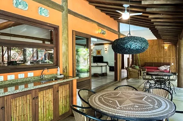 Piscina, jardim e mar bem pertinho: sua casa na praia dos sonhos