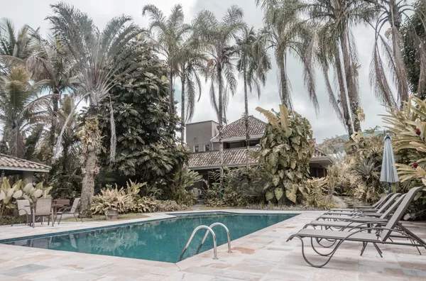 LINDA CASA COM PISCINA, RUA PAR