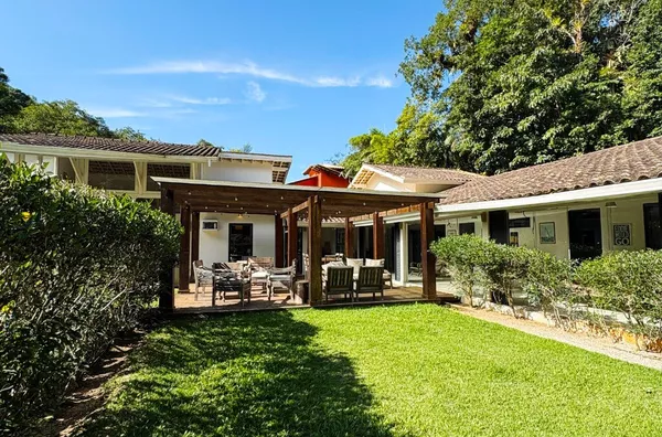 Exclusividade e Conforto em Terreno Duplo