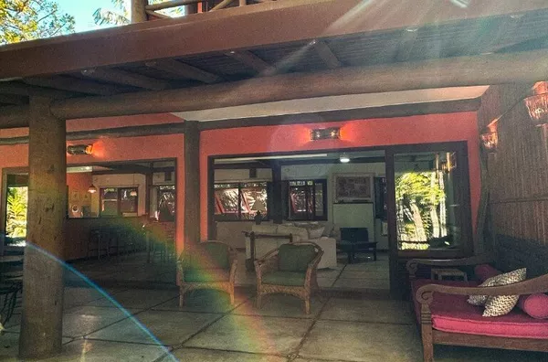 Piscina, jardim e mar bem pertinho: sua casa na praia dos sonhos