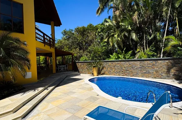  A apenas 30 metros da praia de Itamambuca, em rua par.