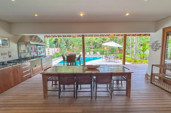 Casa deslumbrante rua Par - 2 lotes, conforto e natureza a 350 metros da praia.