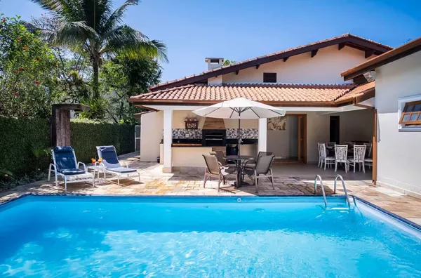 4 suítes climatizadas - Piscina - 180m da Praia