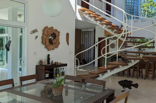 BELA CASA A 200 METROS MAR COM 2 LOTES