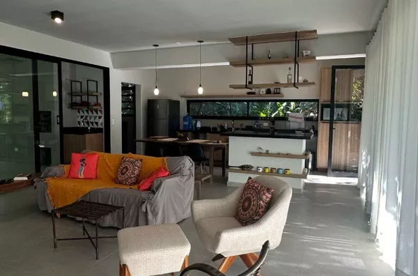 Deslumbrante casa recém-construída, envolta por um exuberante jardim tropical