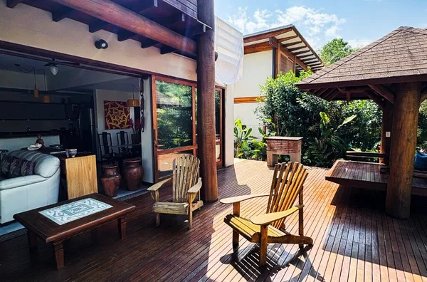 Casa charmosa com 3 suítes climatizadas a apenas 300m da praia 