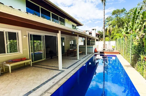 Venda: casa contemporânea com piscina, spa e 4 suítes em Itamambuca