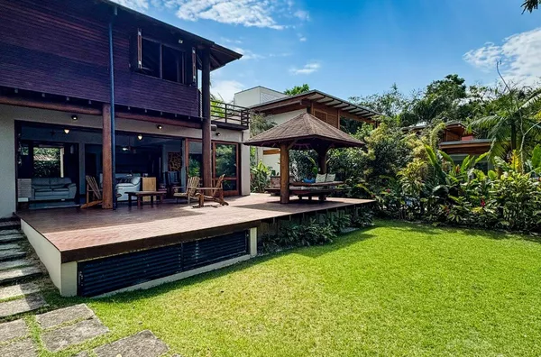 Casa charmosa com 3 suítes climatizadas a apenas 300m da praia 