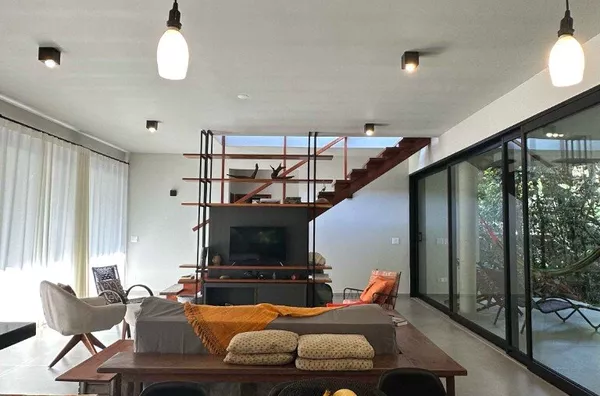 Deslumbrante casa recém-construída, envolta por um exuberante jardim tropical