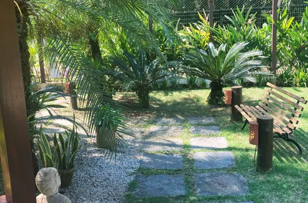 Casa com jardim exuberante - rua par