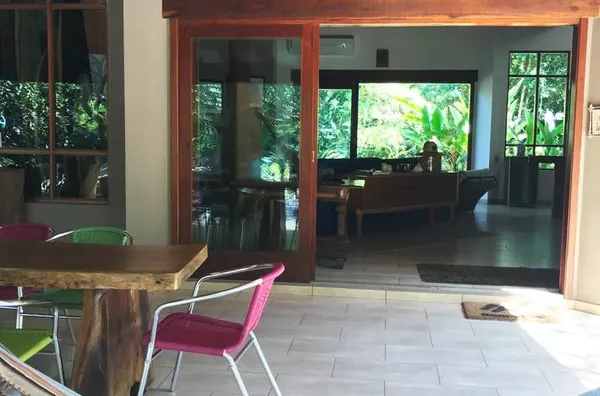 Casa Ideal em Itamambuca: Conforto, Natureza e Área de Lazer