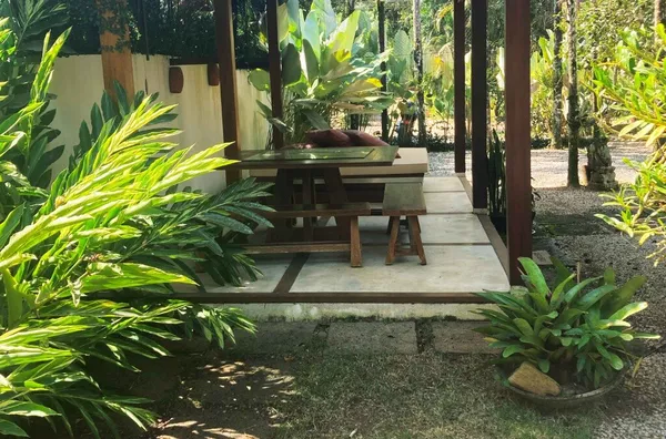 Casa com jardim exuberante - rua par