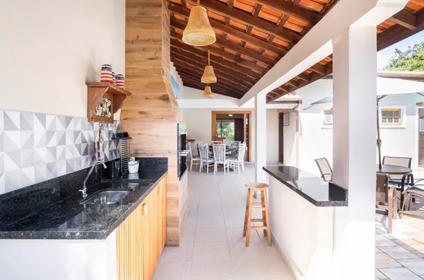 4 suítes climatizadas - Piscina - 180m da Praia