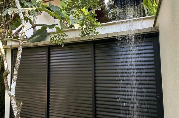 Deslumbrante casa recém-construída, envolta por um exuberante jardim tropical