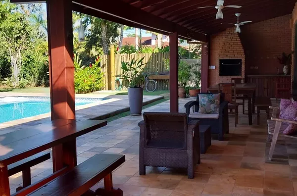 Entre a Piscina e o Mar, na Rua Par - 150 da praia