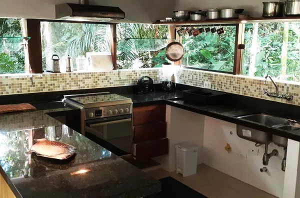 Casa em condomínio, Prumirim, toda avarandada - 200m da praia