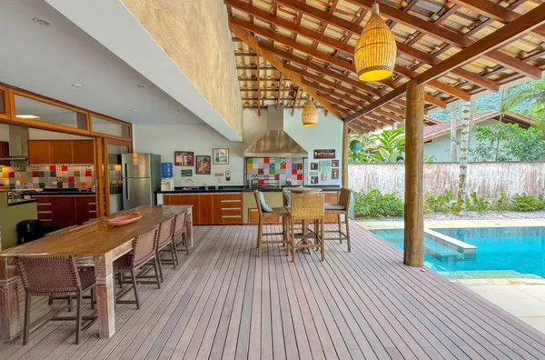 Casa deslumbrante rua Par - 2 lotes, conforto e natureza a 350 metros da praia.