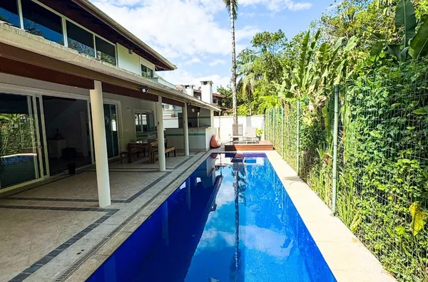 Venda: casa contemporânea com piscina, spa e 4 suítes em Itamambuca