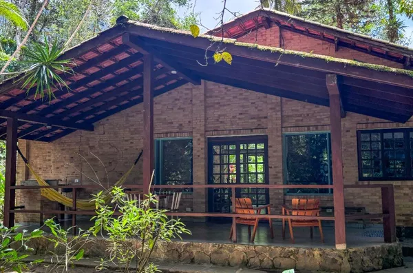 Casa Completa com Varanda e Área Verde