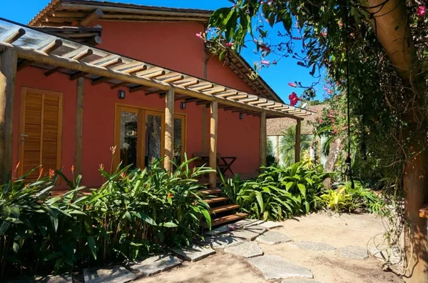 Casa charmosa com jardim encantador - Rua Par - 350 metros da praia