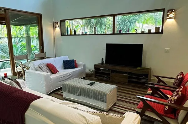 Casa à venda,  Itamambuca. Descubra a combinação perfeita entre charme e conforto nesta linda casa. 300m da praia