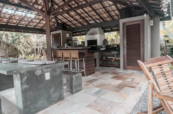 LINDA CASA COM PISCINA, RUA PAR