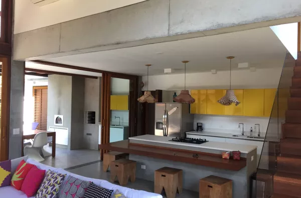 CASA MODERNA A 250 METROS DA PRAIA