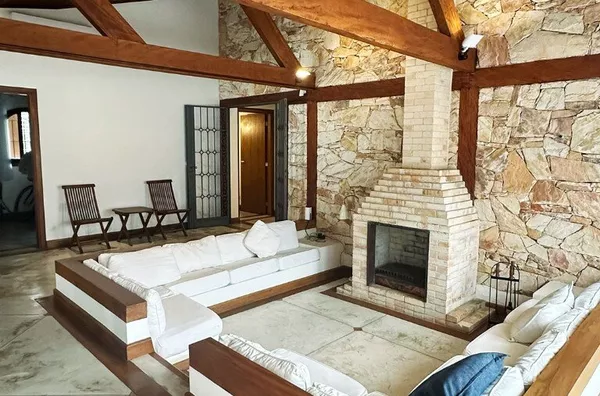 Para temporada - a 50 m da praia: amplo jardim, piscina.