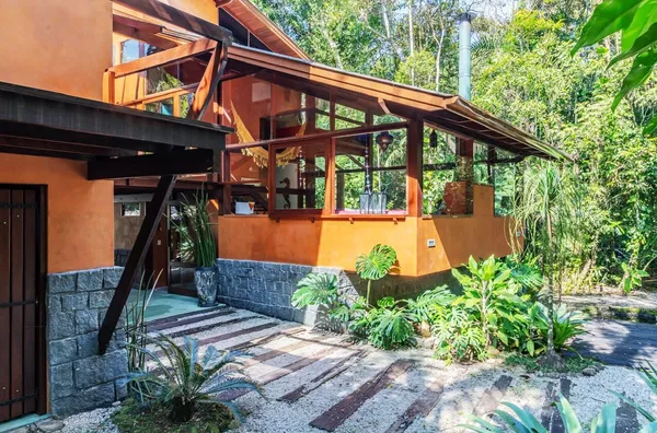 Casa à venda na Praia do Félix – Conforto, natureza e sofisticação