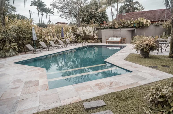 LINDA CASA COM PISCINA, RUA PAR