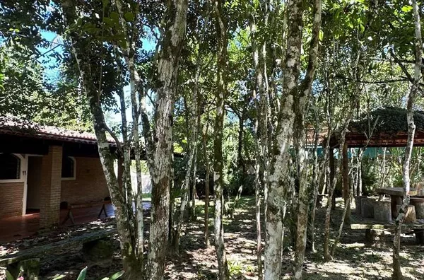 Casa à venda – Dois lotes, localização privilegiada e muito potencial