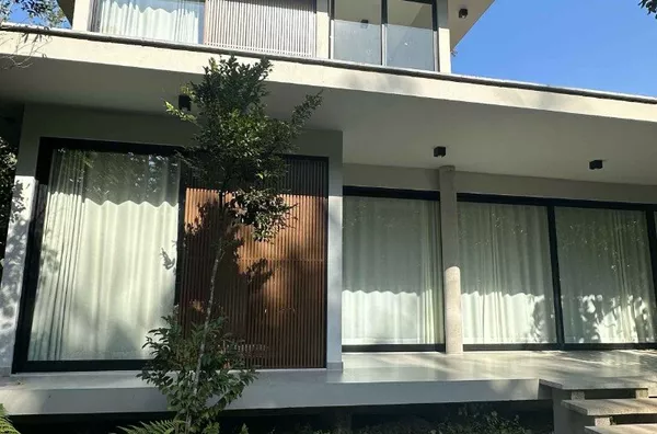 Deslumbrante casa recém-construída, envolta por um exuberante jardim tropical