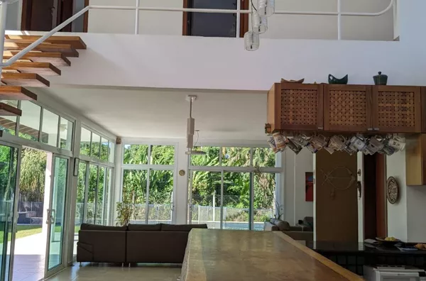 BELA CASA A 200 METROS MAR COM 2 LOTES