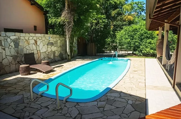Casa Aconchegante com Piscina e Espaço Gourmet a 300 Metros da Praia