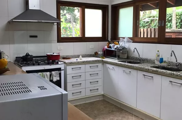 CASA A 50 METROS DA PRAIA EM ITAMAMBUCA 