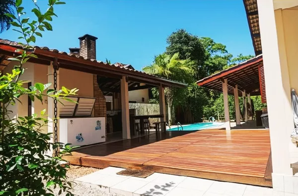 Casa Aconchegante com Piscina e Espaço Gourmet a 300 Metros da Praia