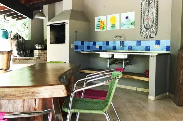 Casa Ideal em Itamambuca: Conforto, Natureza e Área de Lazer