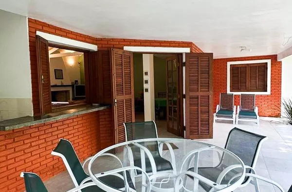 Canto esquerdo - 300m da Praia