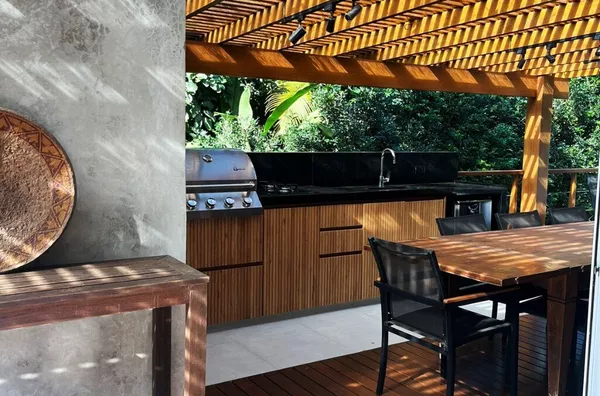 Casa integrada à natureza no lado par