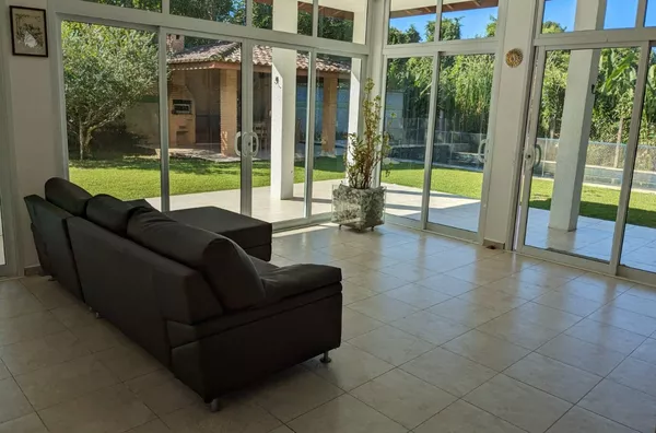 BELA CASA A 200 METROS MAR COM 2 LOTES