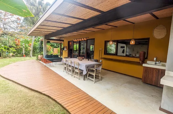 Refúgio Tropical a 180m do Mar: Conforto, Natureza e Puro Estilo Praiano